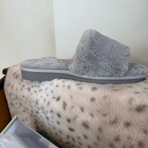 Array Gray Fuzzy Slide Slippers Size 8 New in Box